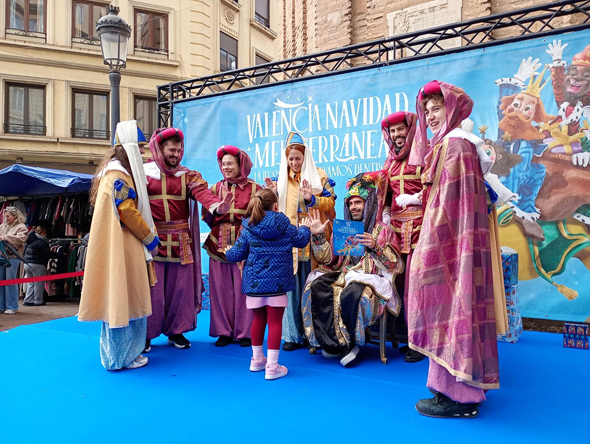 Niños y adultos interactuando con el Paje Real en Valencia