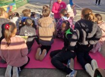 Estudiantes del CEIP Joan Fuster participando en una actividad escolar al aire libre.
