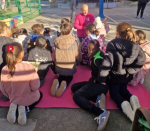 Estudiantes del CEIP Joan Fuster participando en una actividad escolar al aire libre.