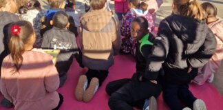 Estudiantes del CEIP Joan Fuster participando en una actividad escolar al aire libre.