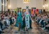 Modelos desfilando en la pasarela solidaria con diseños inspirados en África