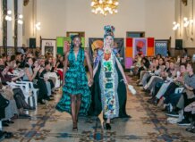 Modelos desfilando en la pasarela solidaria con diseños inspirados en África