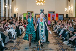 Modelos desfilando en la pasarela solidaria con diseños inspirados en África