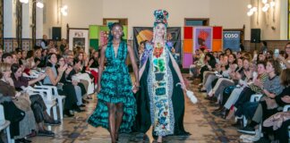 Modelos desfilando en la pasarela solidaria con diseños inspirados en África