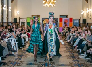 Modelos desfilando en la pasarela solidaria con diseños inspirados en África