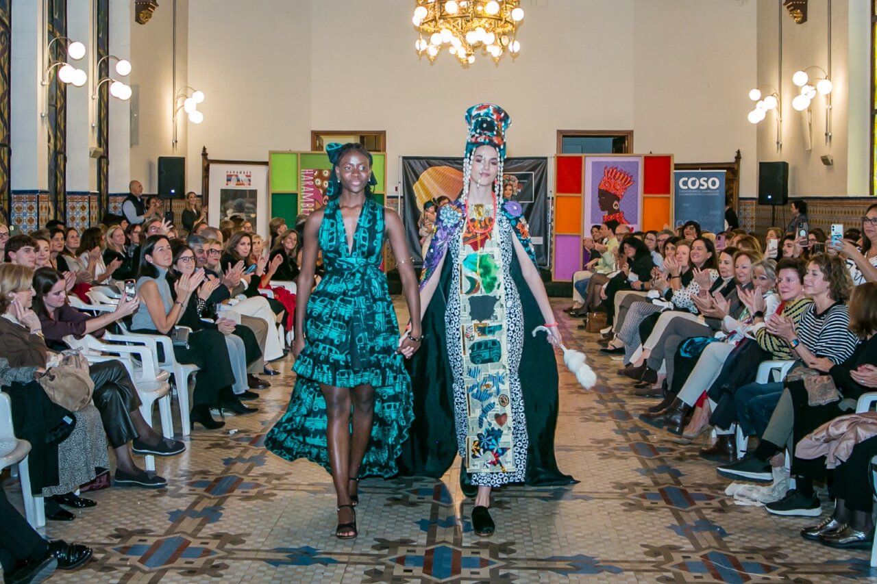 Modelos desfilando en la pasarela solidaria con diseños inspirados en África