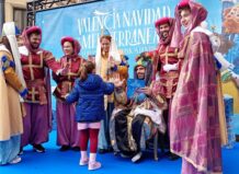 Niña entregando carta al Patge Real en València durante Navidad