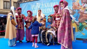 Niña entregando carta al Patge Real en València durante Navidad