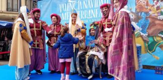 Niña entregando carta al Patge Real en València durante Navidad
