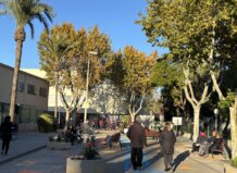 Zona escolar peatonal en el carrer Terol con árboles y bancos
