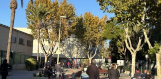 Zona escolar peatonal en el carrer Terol con árboles y bancos