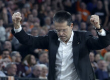 Pedro Martínez celebrando una victoria en un partido de EuroLeague