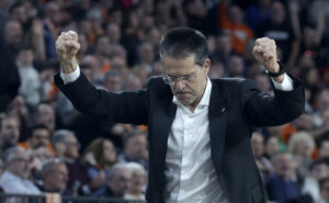 Pedro Martínez celebrando una victoria en un partido de EuroLeague