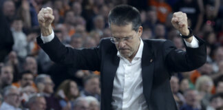 Pedro Martínez celebrando una victoria en un partido de EuroLeague