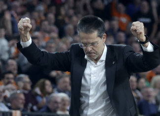 Pedro Martínez celebrando una victoria en un partido de EuroLeague