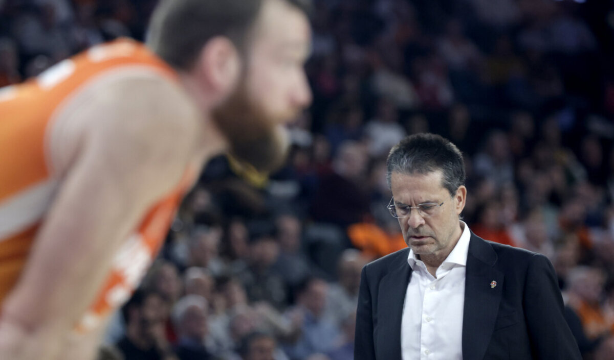 Pedro Martínez durante un partido de baloncesto con un jugador en primer plano