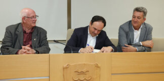 Juanfran Pérez Llorca firmando en una reunión en Paiporta