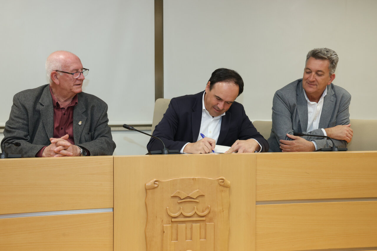 Juanfran Pérez Llorca firmando en una reunión en Paiporta