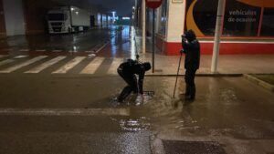 Trabajadores limpiando calles inundadas en Picanya tras lluvias intensas