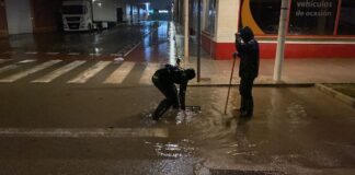 Trabajadores limpiando calles inundadas en Picanya tras lluvias intensas