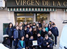 El proyecto escolar ‘¿En qué te puedo ayudar?’ lleva pictogramas inclusivos a los comercios de Burjassot Estudiantes del Colegio San Miguel Arcángel en Burjassot con pictogramas inclusivos