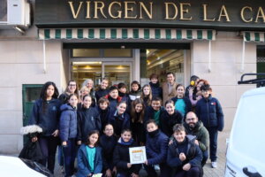 Estudiantes del Colegio San Miguel Arcángel en Burjassot con pictogramas inclusivos