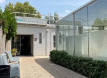 València acomete una reparación de emergencia en la piscina de Campanar tras las graves filtraciones por las lluvias Entrada de la piscina cubierta Campanar en Valencia con vegetación