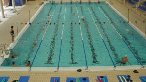 Vista de la piscina del Poliesportiu d'Orriols amb nadadors