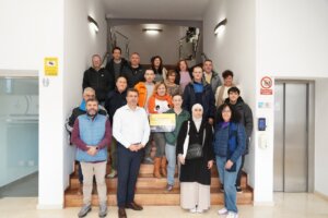 Grupo de personas en la presentación del plan de empleo en Alfafar