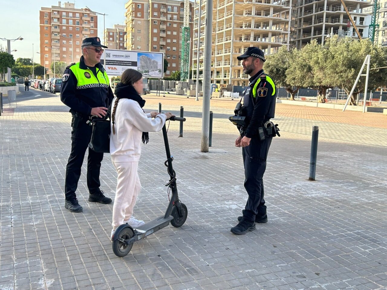 Policía Local de Mislata interactuando con una usuaria de patinete eléctrico.