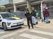 La Policía Local de Mislata refuerza la vigilancia sobre patinetes eléctricos con una unidad especializada Agentes de la Policía Local de Mislata supervisando patinetes eléctricos en la calle.