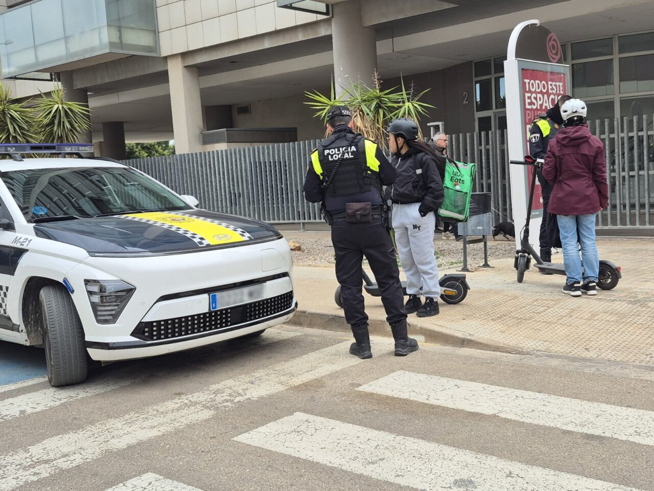 Agentes de la Policía Local de Mislata supervisando patinetes eléctricos en la calle.