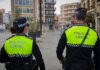 Descienden los robos con violencia, hurtos y sustracciones de vehículos en 2025 en Torrent Dos policías locales en una calle de Torrent con uniformes distintivos.