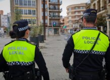 Descienden los robos con violencia, hurtos y sustracciones de vehículos en 2025 en Torrent Dos policías locales en una calle de Torrent con uniformes distintivos.