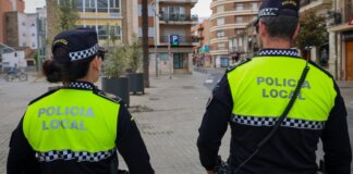 Dos policías locales en una calle de Torrent con uniformes distintivos.