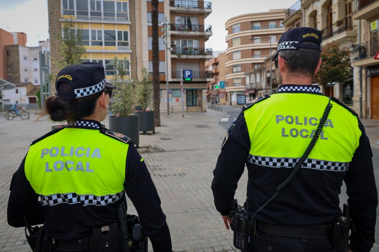 Dos policías locales en una calle de Torrent 