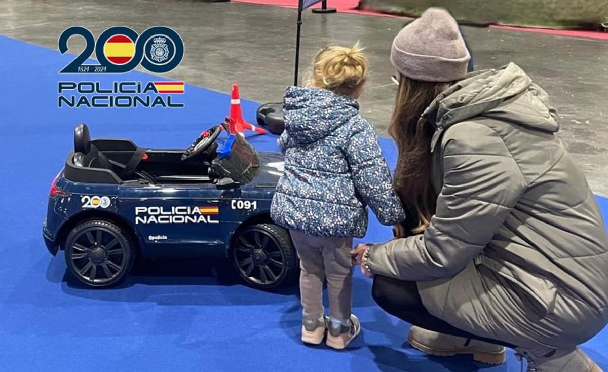 Niña observando un coche de policía en Expojove 2025