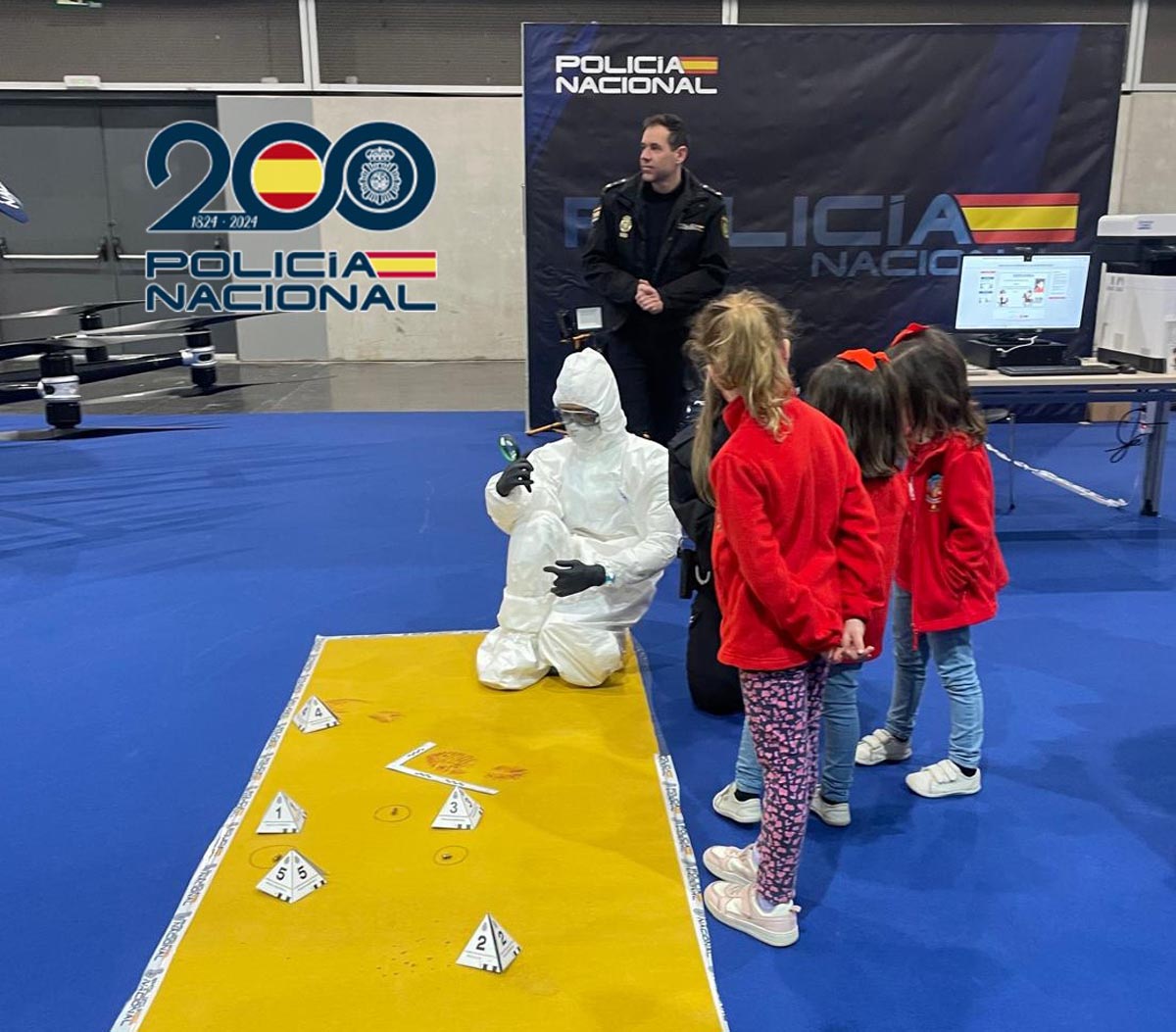 Niños observan una demostración de Policía Científica en Expojove 2025