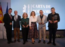 La XII Gala de los Premios Carta de Poblament celebra la identidad y los valores de Torrent Grupo de premiados en la XII Gala de los Premios Carta de Poblament en Torrent