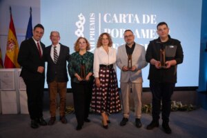 Grupo de premiados en la XII Gala de los Premios Carta de Poblament en Torrent