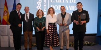Grupo de premiados en la XII Gala de los Premios Carta de Poblament en Torrent
