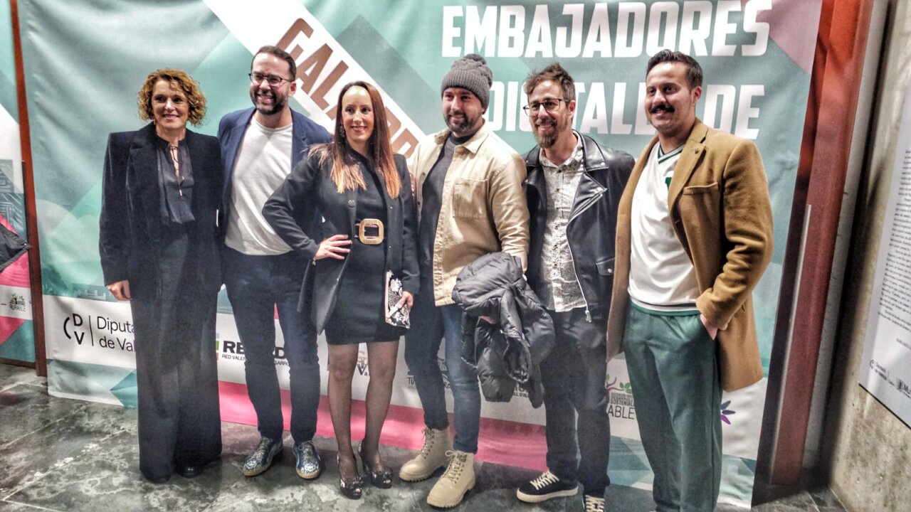 Ana Muñoz y otros asistentes en los Premios Embajadores Digitales Valencianos