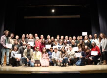 Valenciano, redes y comercio brillan en los Premios al Uso del Valenciano de Burjassot Grupo de premiados en el evento de uso del valenciano en comercio y redes sociales