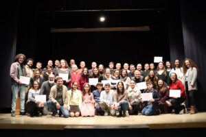 Grupo de premiados en el evento de uso del valenciano en comercio y redes sociales