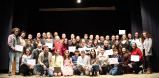 Grupo de premiados en el evento de uso del valenciano en comercio y redes sociales