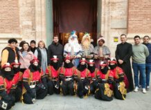 Almàssera presenta una amplia programación navideña con actividades para todas las edades Grupo de personas en vestimenta navideña en Almàssera