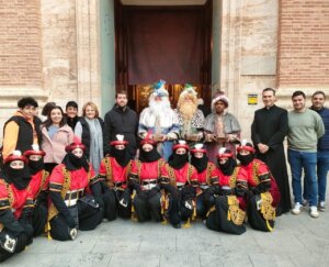 Grupo de personas en vestimenta navideña en Almàssera