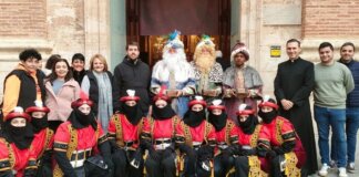 Grupo de personas en vestimenta navideña en Almàssera