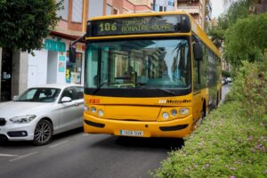 Autobús de la línea 106 en Torrent, Valencia, mostrando su destino.