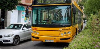 Autobús de la línea 106 en Torrent, Valencia, mostrando su destino.